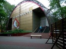 Раньше был на Чкаловском, в бассейне "Дельфин". 
Сейчас на Западном
Коммунистический просп., 36/4, парк "Сказка"
delfinary-rostov.ru