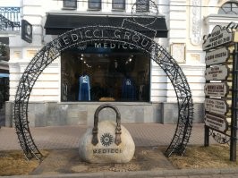 Канатка на реконструкции уже 2 год. Весь "кислый" обходится за 1 день, большинство "экспонатов" одноразовые. Цимус этого курорта не в том, что бы что-то там разово посмотреть, а в чистом воздухе и минеральной воде. Ходить по парку можно месяцами - он огромен в разное время года по своему хорош. Минералка от времени кода не зависит, пить её нужно по указанию врача. В целом - дорогой курорт с неразвитой инфраструктурой. Но если любишь природу и предгорья - лучше и не надо. Вот ещё с этой сумкой не забыть зафотаться.

ЗЫ. И Демона забыли, кста)