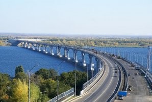 Это старинный  городской мост
Вот новый