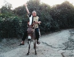 А как вам такие персонажи на осликах?