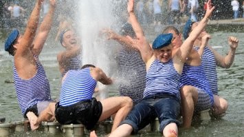 Удивительные для остального мира общенациональные "водные бои".