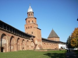 Дополню. 
Башня Кокуй (Кукуй, Каланча, Каланчовская)   четырёхугольная башня в юго-западной части Новгородского детинца. Ныне на башне действует смотровая площадка, вид с неё на Княжую, Спасскую и Дворцовую башни изображён на 5 рублёвой Российской банкноте. В 2012 году на смотровой площадке установлены также два телескопа с 60-кратным увеличением.

Звонница Софийского собора   памятник архитектуры XV XVIII веков в Новгородском детинце. Впервые в летописи упоминается в 1437 году, когда там приводятся сведения, что во время наводнения звонница упала в Волхов вместе с крепостной стеной.
Звонница расположена с внутренней стороны восточной стены детинца, почти вплотную к стене, в нескольких метрах севернее арки сооружённой в XIX веке на месте рухнувшей в 1745 году Пречистенской башни. Длина звонницы Софийского собора   22,5 м, ширина   3,4 м.
Перед звонницей выставлены экспонаты выставки "Древние колокола Великого Новгорода".
Наверх можно подняться с экскурсией про Колокола Новгорода, очень интересно.