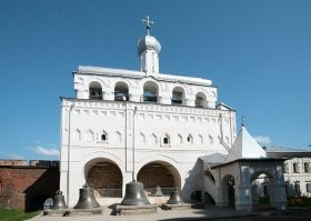 Дополню. 
Башня Кокуй (Кукуй, Каланча, Каланчовская)   четырёхугольная башня в юго-западной части Новгородского детинца. Ныне на башне действует смотровая площадка, вид с неё на Княжую, Спасскую и Дворцовую башни изображён на 5 рублёвой Российской банкноте. В 2012 году на смотровой площадке установлены также два телескопа с 60-кратным увеличением.

Звонница Софийского собора   памятник архитектуры XV XVIII веков в Новгородском детинце. Впервые в летописи упоминается в 1437 году, когда там приводятся сведения, что во время наводнения звонница упала в Волхов вместе с крепостной стеной.
Звонница расположена с внутренней стороны восточной стены детинца, почти вплотную к стене, в нескольких метрах севернее арки сооружённой в XIX веке на месте рухнувшей в 1745 году Пречистенской башни. Длина звонницы Софийского собора   22,5 м, ширина   3,4 м.
Перед звонницей выставлены экспонаты выставки "Древние колокола Великого Новгорода".
Наверх можно подняться с экскурсией про Колокола Новгорода, очень интересно.