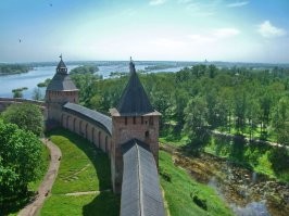 Дополню. 
Башня Кокуй (Кукуй, Каланча, Каланчовская)   четырёхугольная башня в юго-западной части Новгородского детинца. Ныне на башне действует смотровая площадка, вид с неё на Княжую, Спасскую и Дворцовую башни изображён на 5 рублёвой Российской банкноте. В 2012 году на смотровой площадке установлены также два телескопа с 60-кратным увеличением.

Звонница Софийского собора   памятник архитектуры XV XVIII веков в Новгородском детинце. Впервые в летописи упоминается в 1437 году, когда там приводятся сведения, что во время наводнения звонница упала в Волхов вместе с крепостной стеной.
Звонница расположена с внутренней стороны восточной стены детинца, почти вплотную к стене, в нескольких метрах севернее арки сооружённой в XIX веке на месте рухнувшей в 1745 году Пречистенской башни. Длина звонницы Софийского собора   22,5 м, ширина   3,4 м.
Перед звонницей выставлены экспонаты выставки "Древние колокола Великого Новгорода".
Наверх можно подняться с экскурсией про Колокола Новгорода, очень интересно.
