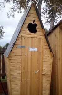 Он не в восторге от продукции Эппл. 
Или наоборот, нуждается в ней.