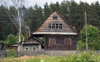 Мелкий сруб с расчетом под снос наверное.