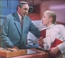 Да, гораздо раньше.
Вспомните фильм "Семь нянек" 1962 года, где жуликоватый главный герой, получив паспорт, тут же идет в пункт проката.