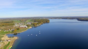 Это под лиежем в Бельгии . Есть еще и на границе с Германией в buchenbach belgique , там и рыбалка хорошая , хорошо идет форель и белая рыба , за одно можно снять домик с сауной прямо у озера , мы иногда там снимаем . Домики вот такого типа , в всех домах есть гриль и не нужно запариваться . Фотки мои .