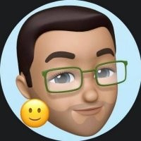 Итак, некто Justin Hart у которого нет фейсбука, нет линкедина, ни одной научной статьи и вообще ничего кроме его вебсайта на котором напечатан один бред, выложил графики, взятые знаете откуда? от парня по имени Ben Martin, у которого нет также ничего вышеуказанного и его фотка выглядит вот так:
естественно, мы все срочно должны перестать носить маски, потому что эти два парня опубликовали графики настолько абсурдные, что даже не смешно
