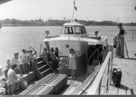 Катер очень похож на "Березку" цеха "Серый чугун" завод "Ростсельмаш".
Развозил отдыхающих работяг по базам отдыха цеха!!! и просто на речные прогулки.