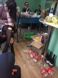 Как хороши девченки по утрам - размазанная тушь и рваные колготки.