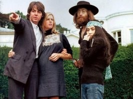 История СССР. Литва, 1980-е . Раввин с калмычкой спрашивают у местных, как пройти в синагогу.