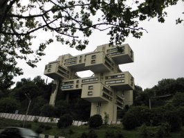 В Тбилиси была такая же. И располагалась возле с этого архитектурного шедевра.