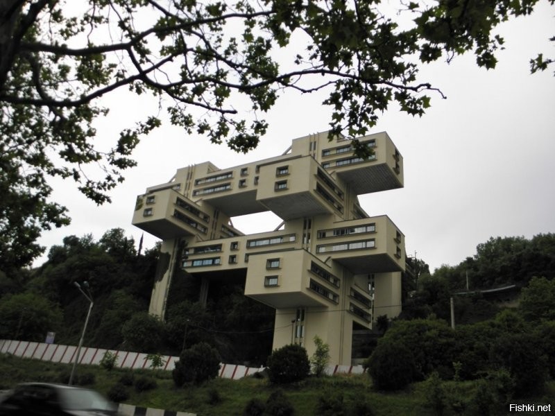 В Тбилиси была такая же. И располагалась возле с этого архитектурного шедевра.