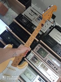Додики, реп конечно <span style='color:gray'>[мат]</span>. У меня 2 фендера японец Мальмстин подписной 94год и американец кастом 82.. Вот это круто, это <span style='color:gray'>[мат]</span> + преампы ламповые и комбари. Последний предак сам спаял.. А вот батины магнитофоны и прочее.. А то что вы постите это говно барахло просто..
