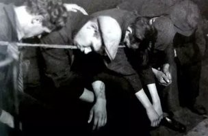 «Двухпенсовый подвес» - спали вися на веревке,
за четыре пенса можно было расположиться в деревянном ящике, напоминающем гроб, и укрыться брезентом. Жестко, холодно, клопы, но по сравнению с «двухпенсовым подвесом»   роскошно.