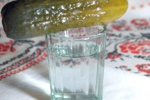 in сто грамм и огурчик