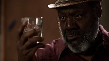 В его баре я бы выпил. Фрэнки Фэйзон в сериале Банши прекрасен.