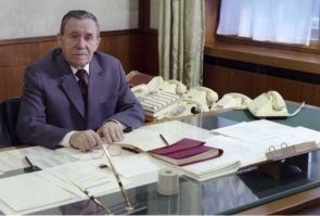 Потрясающая наноинновация. Сколкову такое и не снилось.
Хотя, все уже придумано до нас. Вот дедуля Громыко в своем рабочем кабинете. 5 телефонов и панель коммутатора со множеством кнопок.