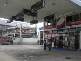 В Японии и сегодня заправочные станции с подвешенным пистолетом очень распространены, особенно в городских районах где мало места.