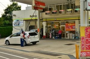 В Японии и сегодня заправочные станции с подвешенным пистолетом очень распространены, особенно в городских районах где мало места.