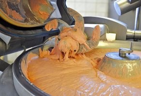 Хм... аффтар никогда не видел рубленого (а точнее куттерованного) мяса? Аффтар никогда не делал паштеты? "О сколько нам открытий чудных..." 
На фото кстати обычная свинина, без всяких добавок