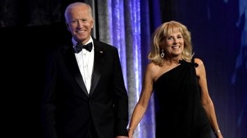 Этой "новости" уже несколько недель. Один диктатор, подарил щенка другому диктатору. 
У всех президентов - семьи как семьи. 
И только один Путин, все с собаками....