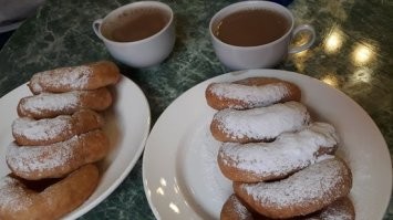 В жизни бы не подумал, что пышки, оказывается, в Америке придумали.


И сейчас так не думаю.

На классических советских пончиках глазури отродясь не бывало.