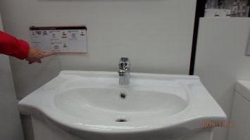 Жопа мира ....не потому что там все плохо....а потому что там очень высокие цены и очень маленький выбор и не слишком высокие зарплаты....Вообще цены нас просто убили... в сравнении с той же Австралией это небо и земля....А жопа мира это потому что население маленькое спрос не большой и не кто особо туда не чего не везет...Дочь нас туда давно зовет переехать....но НЕТ...при всех их прелестях. К стате у них свой дом в Нельсоне ..... вид не на море но тоже нечего..