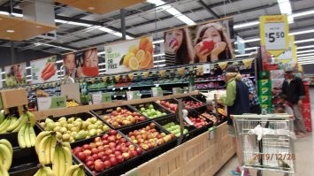 Жопа мира ....не потому что там все плохо....а потому что там очень высокие цены и очень маленький выбор и не слишком высокие зарплаты....Вообще цены нас просто убили... в сравнении с той же Австралией это небо и земля....А жопа мира это потому что население маленькое спрос не большой и не кто особо туда не чего не везет...Дочь нас туда давно зовет переехать....но НЕТ...при всех их прелестях. К стате у них свой дом в Нельсоне ..... вид не на море но тоже нечего..