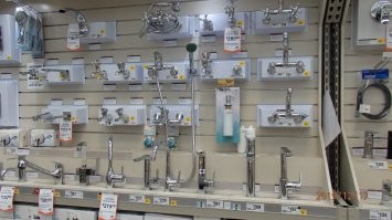 Жопа мира ....не потому что там все плохо....а потому что там очень высокие цены и очень маленький выбор и не слишком высокие зарплаты....Вообще цены нас просто убили... в сравнении с той же Австралией это небо и земля....А жопа мира это потому что население маленькое спрос не большой и не кто особо туда не чего не везет...Дочь нас туда давно зовет переехать....но НЕТ...при всех их прелестях. К стате у них свой дом в Нельсоне ..... вид не на море но тоже нечего..