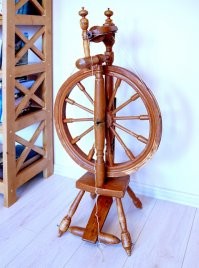 Зачем ему эти знания? 
Кто может побыренькому клубок ниток сбацать? 
Вполне еще рабочий девайс. Стоит в кладовке, бабушка активно пользовалась, я тоже пару раз пробовал.
Собачью шерсть жесть как трудно прясть, волоски фигово скручиваются.
А вот овечью - милое дело.