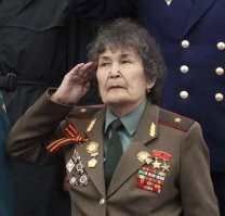 Это были ещё настоящие Ветераны.
А не вот это, ряженое чучело.