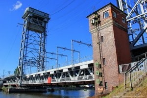 Нечто подобное в Калининграде: двухъярусный мост - сверху ж/д, снизу авто. Вторая фото - поднят пролёт моста для прохода судов.Тоже построен немцами, но до войны.