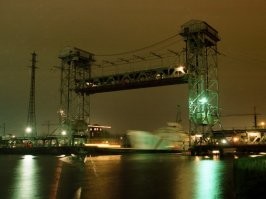 Нечто подобное в Калининграде: двухъярусный мост - сверху ж/д, снизу авто. Вторая фото - поднят пролёт моста для прохода судов.Тоже построен немцами, но до войны.