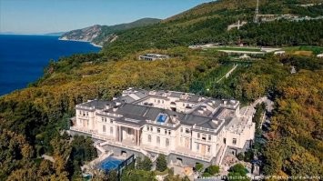 Ох сейчас отхвачу... 

Геленджикский кремль.
Построен в начале XXI века. Охрану осуществляют элитные войска реактивного реагирования, во главе с Георгием Победоносцем. Не смотря на законы физики, над Кремлём постоянно висит спутник, который разворачивает невидимый купол, защищающий строения комплекса от инопланетных захватчиков. На территории Кремля есть самая известная комната грязи, персональный театр, а также комната с блэкджеком и шлюхами. Строения, хоть и построены относительно недавно, уже проходят процедуру реставрации, потому что при строительстве было украдены средства, размером с госдолг США.
А кто не верит, тот не власть!