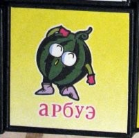 Почему вокалисты вставляют в ухо перед выходом на сцену наушник?