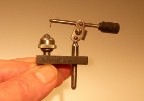 По совести сказать, радиола Рекорд весила 13,5 кг, что далеко до 20 кг.
Да и качество звука Урала-112, Ригонды-103 было на пару порядков выше, нежели  чем у транзисторных приемников.  Про сувенирные,  с наушником и говорить нечего.

"Сначала мы узнали, что оказывается есть такой "детекторный приемник" практически из одной детали -  "кристаллические" детекторные приёмники собирали еще с 20-30 годов. Про одну деталь- тоже конечно сильно....