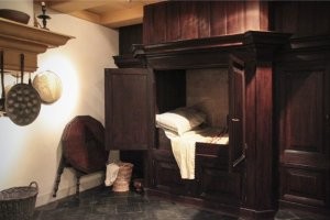 Одно время вообще сидя спали! Считалось, что если спать лежа, то можно "случайно" умереть(задохнутся), вот и спали полулежа. А Петр1, когда в Нидерландах был, вообще в шкафу спал. И ничего, высыпались