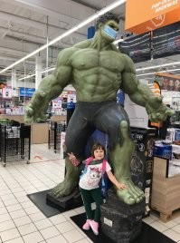 Хм ну я не удивлён , мамбеты за детьми ни когда не следили . Теперь будут обвинять всех кого могут , Казахстан это не Америка такая херня пройдет . Зачем ребенок лез на экспозицию ? почему матери было похер на ребенка ? или она думала только о своем животе ? . Я родом из Алматы и могу сказать что моя вся семья родом из города Верный и Крепости Татарка и я знаю как ведут себя мамбеты . У нас тоже такие экспозиции ставят в отделах с лего и т.д но почему то мои дети на них не лезут . Вот пример по фото , это моя доча :) правда рука в гипсе потому что в школе с подружками с горки прыгали :)) гипсы кстати у всех 3х :)