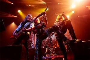 Чтобы пасть в такт фанере открывал.
А на нормальный монитор можно и ногу поставить.