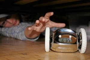 Да лана... Прям кроме писка ничего нет в будильниках 
Есть убегающий, например, пока не встанешь и не догонишь, в покое не оставит 
А при желании любой можно реализовать в неше время, в том числе и тот, что по носу щелкает, да хоть с примитивного китайского набора для робототехники.
