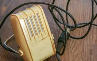 Кстати, собственный голос сами мы слышим преимущественно "другими путями", через евстахиевы трубки и кости черепа.
Голос "для себя" и для других существенно отличается. В этом я убедился еще в детстве в 70-е и был сильно удивлен, пробуя записывать голоса на переносной магнитофон Десна