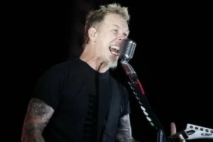 Металлика, к примеру, давно с наушниками в ухе, вы думаете они под фанеру работают? Я давно еще знакомого музыканта (играет что то из серии блэка, дэса и т.д, я сильно не разбираюсь) спрашивал про наушник, тот гооврит, что сейчас это частое явление.