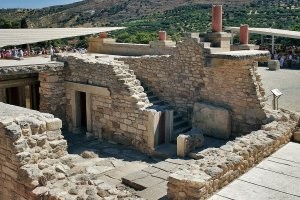 Кносский дворец на Крите. Нет там практически ничего от оригинального дворца. 
90% руин-бетонный новодел, налепленный известной строительной компанией "Равшан, Джамшут &Co".
Был очень разочарован...