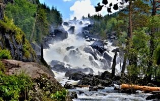 ну как бы есть водопады, что существенно больше и полноводнее, но не попали в выборку..
водопад на Белом Ниле, весь Нил рушится в узкую щель с высоты 100метров
Учур, на Алтае