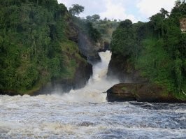ну как бы есть водопады, что существенно больше и полноводнее, но не попали в выборку..
водопад на Белом Ниле, весь Нил рушится в узкую щель с высоты 100метров
Учур, на Алтае