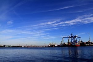 как будто кроме эстакады там нет ни чего. это мои фото Канонерского