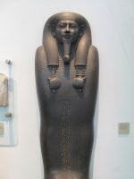 В египетском музее есть кувшины изготовленные из цельного куска камня с узким горлышком и широким дном.  Как выбирался камень через узкое горлышко? 
Палка-копалка? 
А вот это, бронзовыми зубилами или рогом единорога?


А Кубок Ликурга.

Кубок так назван потому, что на нем изображена гибель фракийского царя Ликурга, которого за оскорбление бога вина Диониса опутали и задушили виноградные лозы. Уникальная особенность кубка состоит в том, что он может менять цвет в зависимости от освещения и напитка, который в него налит. Ученые долго пытались разгадать тайну кубка и выяснили, что стекло буквально «пропитано» частицами серебра и золота, размер которых около 50 нанометров в диаметре. О том, как удалось применить нанотехнологии во времена античности, не имеют понятия ни историки, ни физики.