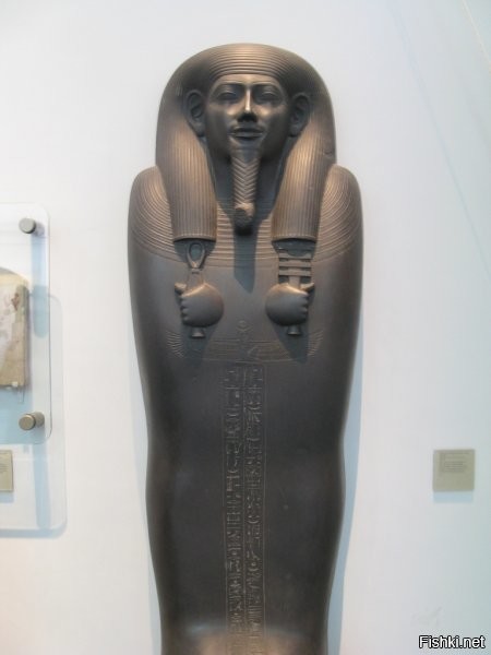 В египетском музее есть кувшины изготовленные из цельного куска камня с узким горлышком и широким дном.  Как выбирался камень через узкое горлышко? 
Палка-копалка? 
А вот это, бронзовыми зубилами или рогом единорога?


А Кубок Ликурга.

Кубок так назван потому, что на нем изображена гибель фракийского царя Ликурга, которого за оскорбление бога вина Диониса опутали и задушили виноградные лозы. Уникальная особенность кубка состоит в том, что он может менять цвет в зависимости от освещения и напитка, который в него налит. Ученые долго пытались разгадать тайну кубка и выяснили, что стекло буквально «пропитано» частицами серебра и золота, размер которых около 50 нанометров в диаметре. О том, как удалось применить нанотехнологии во времена античности, не имеют понятия ни историки, ни физики.